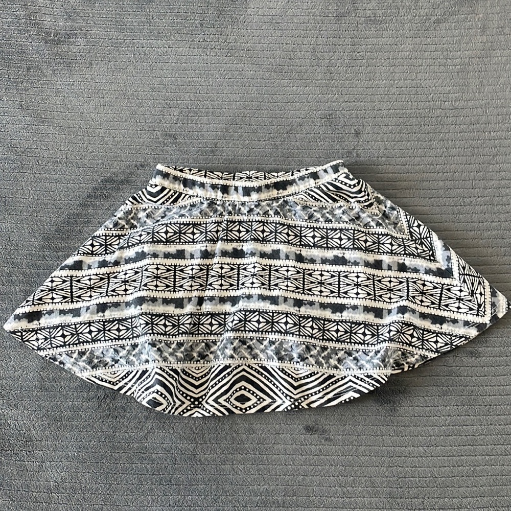 5T girls black & white “skort”